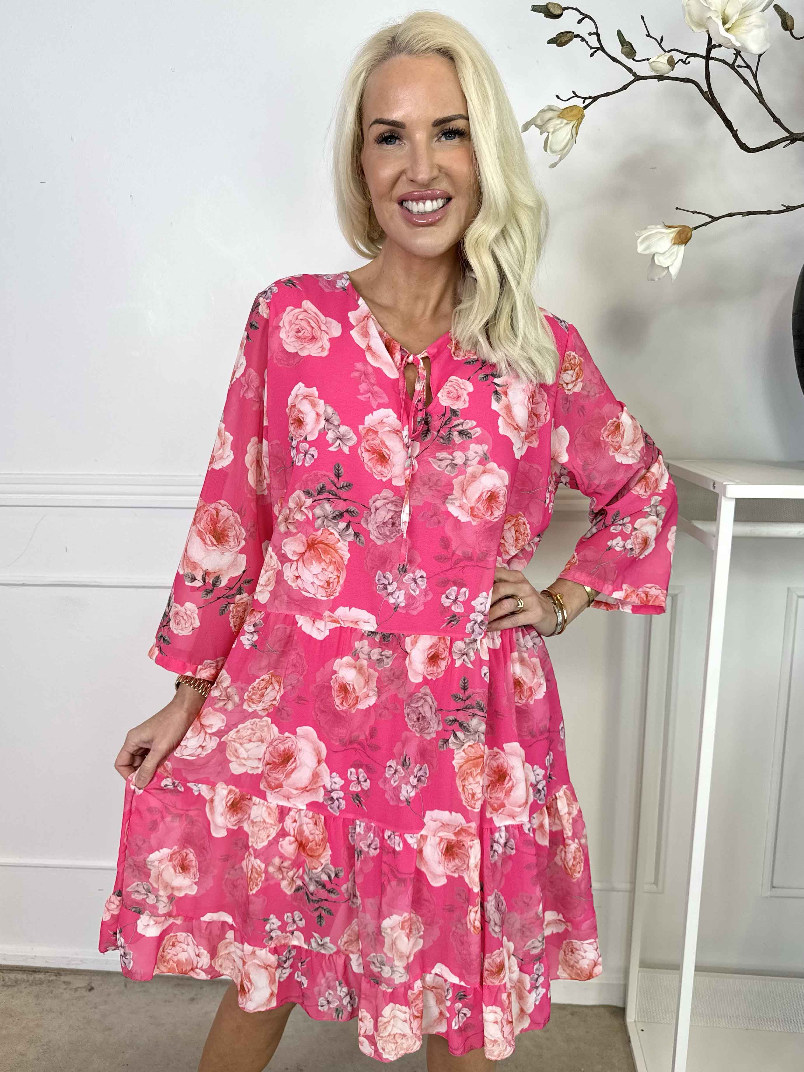 Stella - Blomsterkjole i chiffon med viskose underkjole